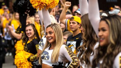 Iowa Cheerleader Goes Viral For Wardrobe。